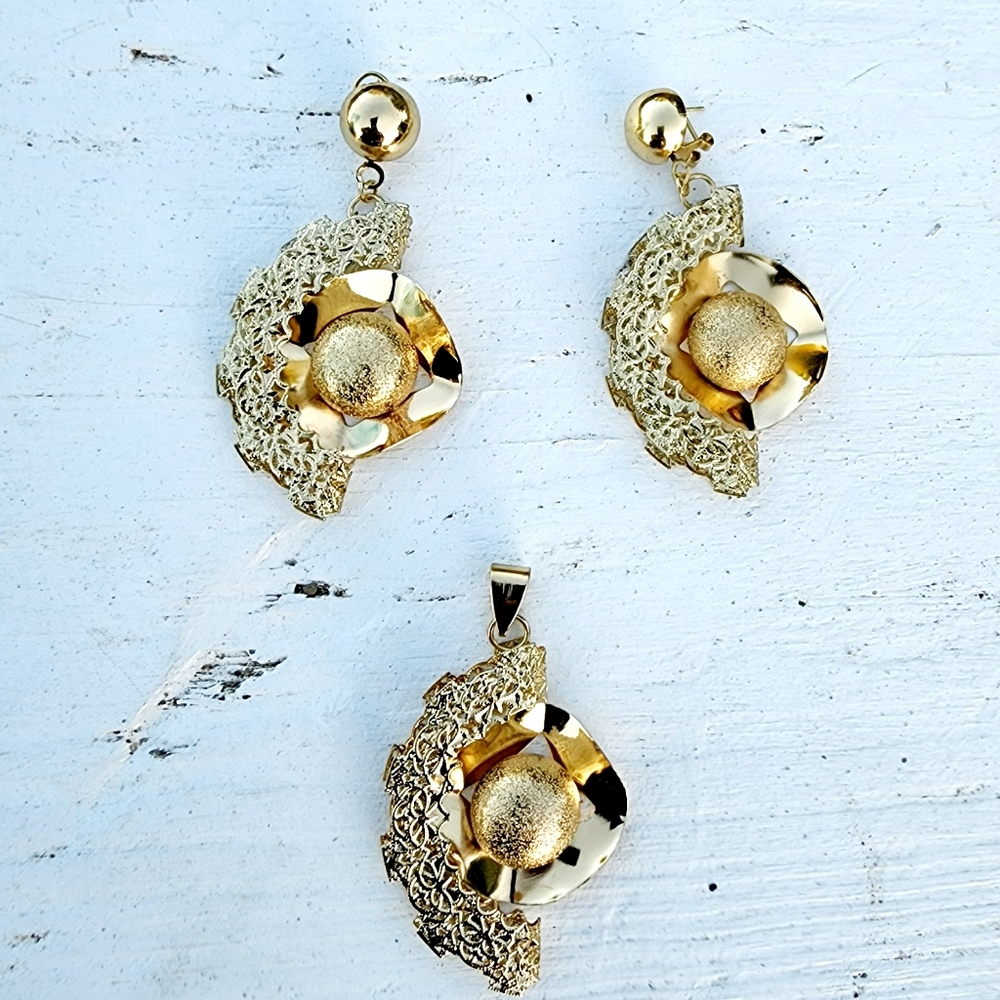 Avant-garde irregular hammered and filigree gold tone post earrings and pendant
